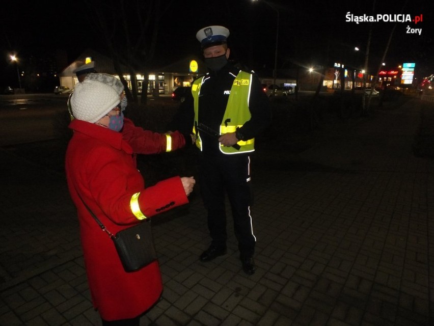 Policjanci z Żor na Mikołaja rozdawali odblaski