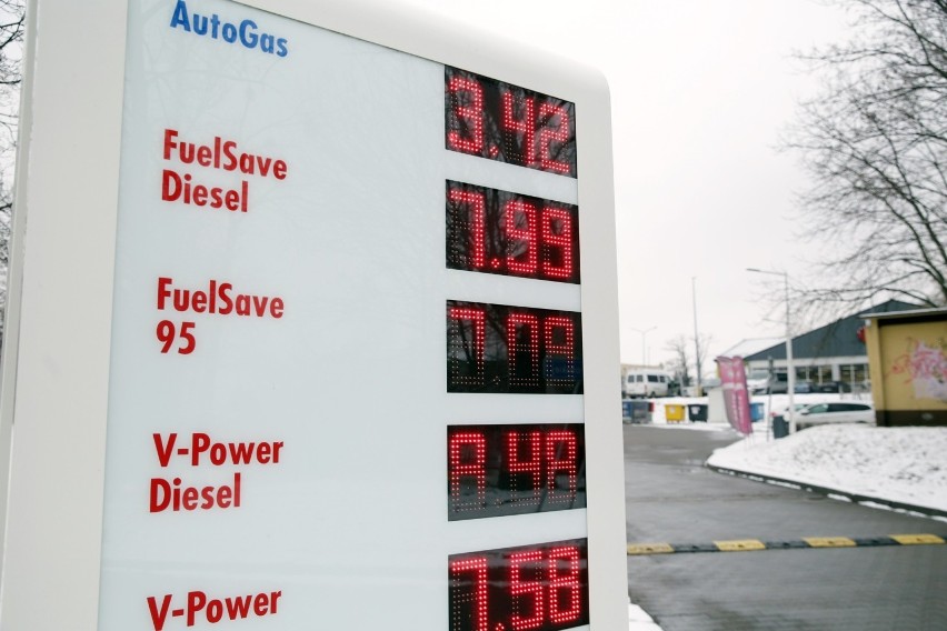 Rozpacz kierowców. Na stacjach ceny paliw zmieniają się nawet kilka razy dziennie. Ile to jeszcze potrwa? 