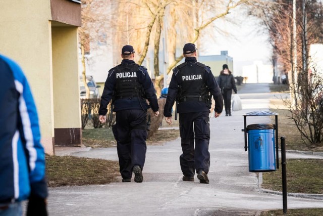 Hrubieszów: Policjanci przyszli zatrzymać złodzieja a zastali pożar. Ugasili i wyprowadzili z budynku kobietę z czwórką dzieci