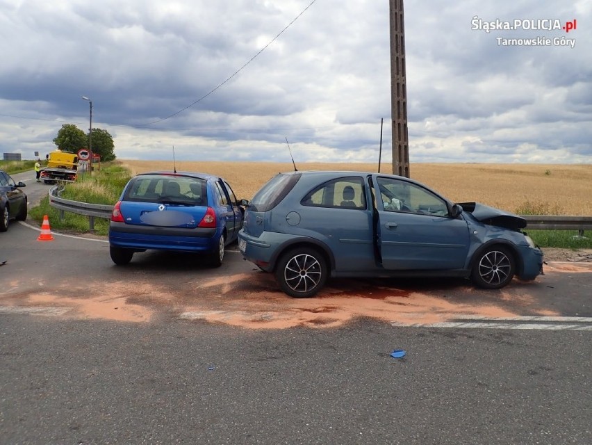 Tarnowskie Góry: Zderzyły się dwie osobówki. Kierujące trafiły do szpitala ZDJĘCIA