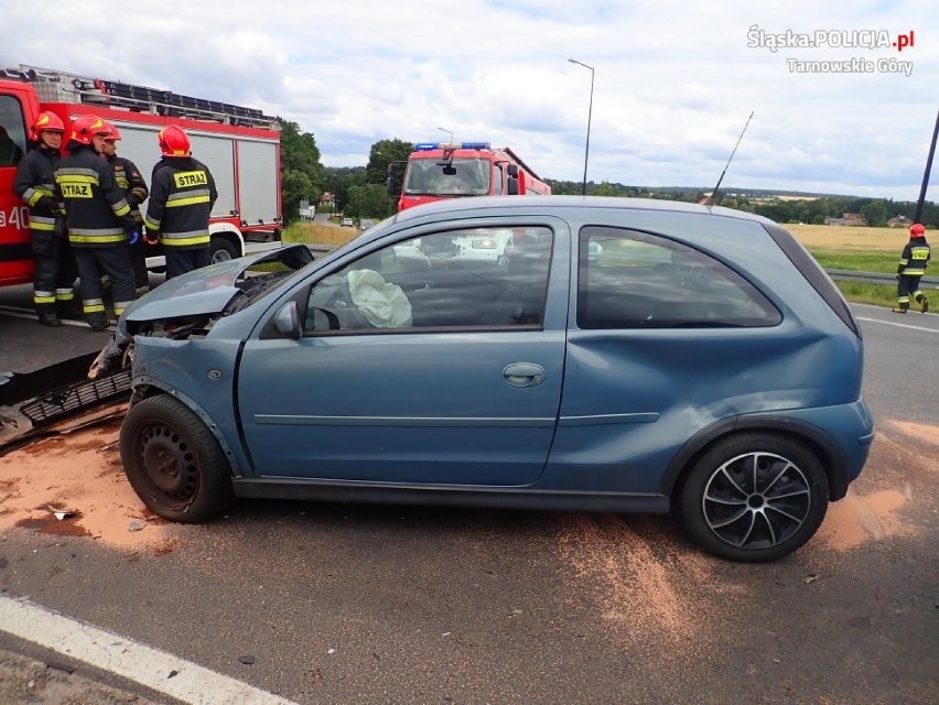 Tarnowskie Góry: Zderzyły się dwie osobówki. Kierujące trafiły do szpitala ZDJĘCIA