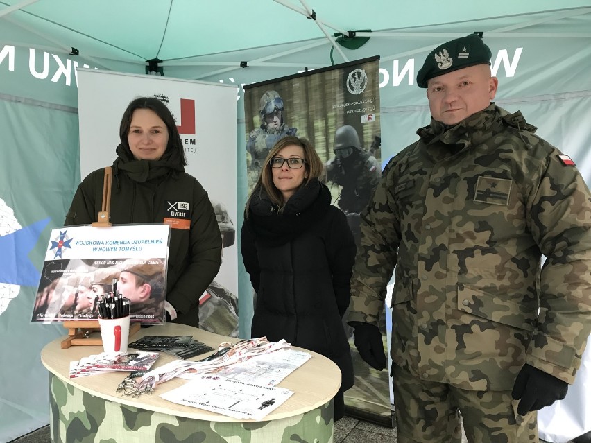 W poniedziałek żołnierze zachęcali mieszkańców naszego...