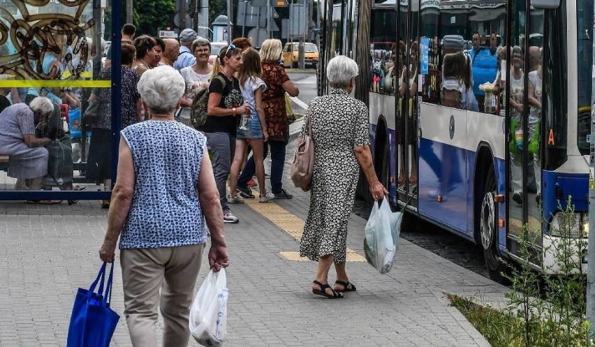 Podróżujący starszymi pojazdami komunikacji miejskiej muszą...