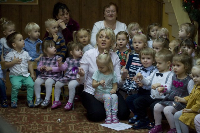 W czwartek w Żłobku Skrzat przy ulicy Lelewela w Koszalinie odbyło się wspólne kolędowanie. Żłobek odwiedziła skrzypaczka z Filharmonii Koszalińskiej.

