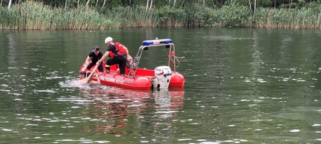 Wspólne ćwiczenia policji, strażaków i WOPR - owców w Żarach