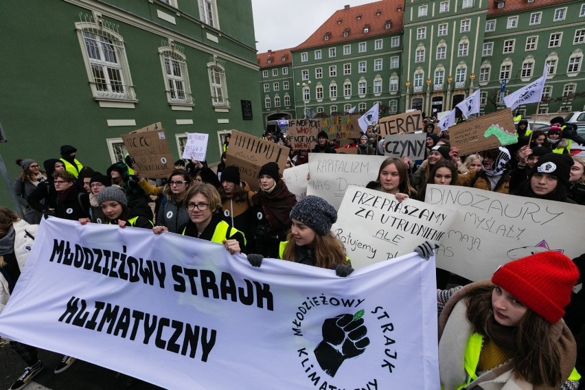 Młodzieżowy Strajk Klimatyczny. Uczniowie przeszli ulicami Szczecina [WIDEO, ZDJĘCIA]