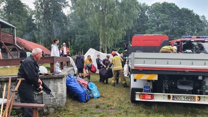 Kilka drzew runęło w czasie burzy na obóz harcerzy z Łodzi,...