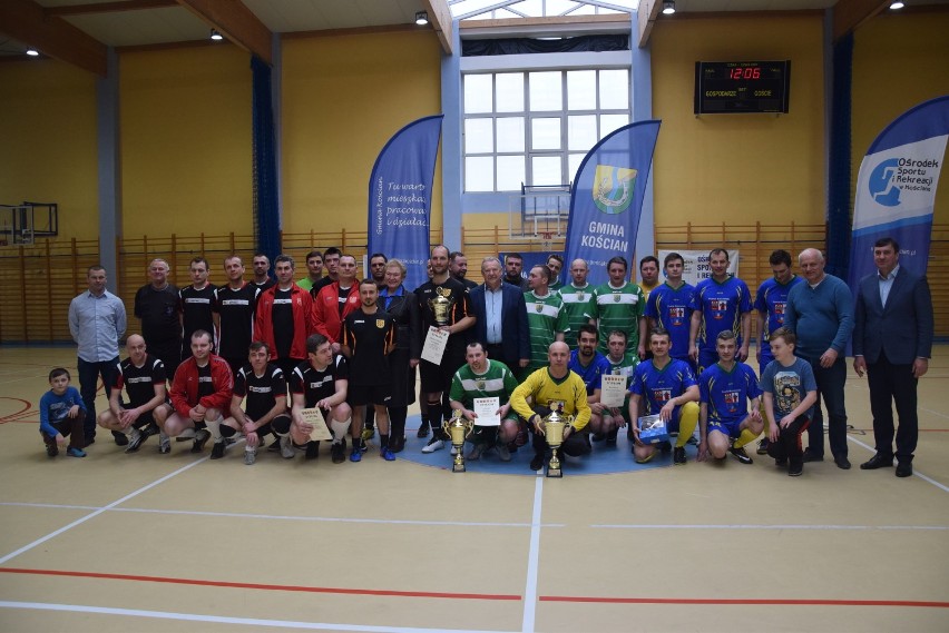 Halowy turniej piłki samorządowców w Racocie