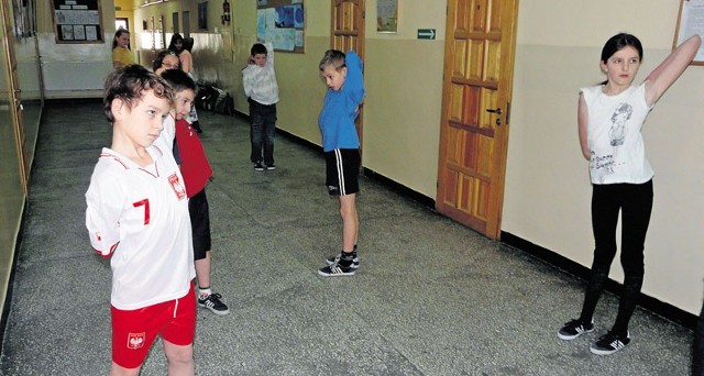 Uczniowie Szkoły Podstawowej w Annopolu Starym ćwiczyć muszą na szkolnym korytarzu