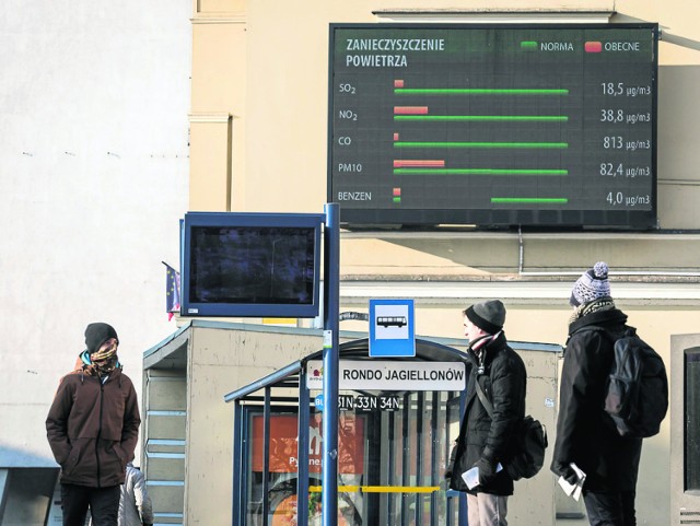 O tym, jakie jest zanieczyszczenie powietrza w danej chwili, można dowiedzieć się z tej tablicy elektronicznej w Bydgoszczy.