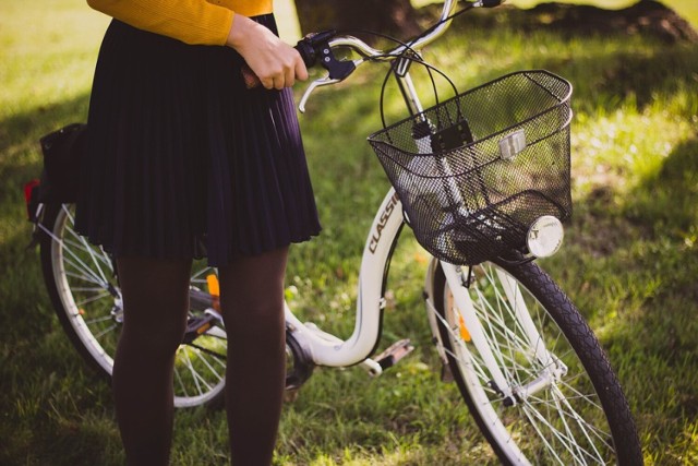 Mężczyzna ukradł przedmioty z rowerowego koszyka.