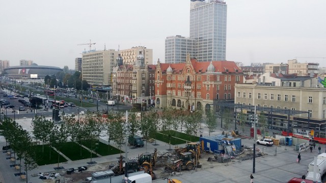 Trzeci, ostatni plac nowego rynku w Katowicach. Są tu już drzewka i trawnik z rolki