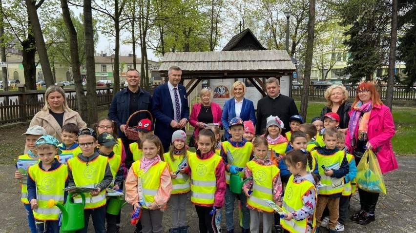 W piątek odbyła się na kieleckim Białogonie akcja sadzenia...