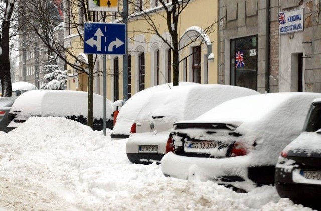 Ośnieżone auta przez wiele dni blokowały parkingi w centrum miasta