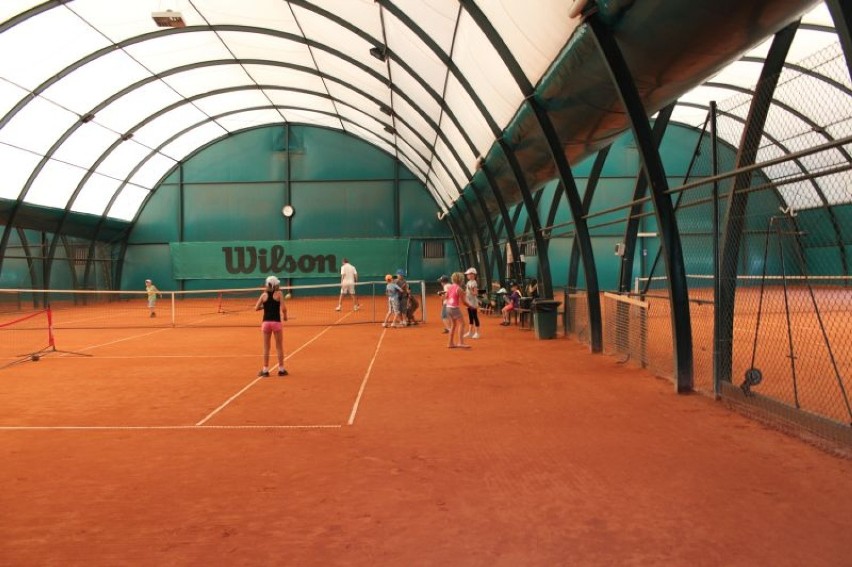 Młodzi koloniści podczas zajęć z tenisa