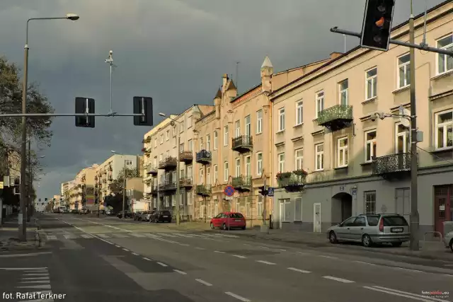 Ulica 25 Czerwca to niezwykle bogata pod względem historycznym arteria. Zobacz na kolejnych slajdach jak wyglądała kiedyś. Na zdjęciu fragment ulicy 25 Czerwca na odcinku Waryńskiego - Słowackiego.