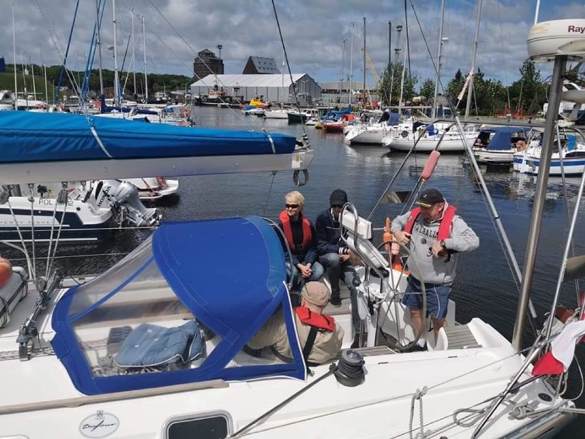 Sezon żeglarski w Kołobrzegu otwarty - inauguracyjne żeglowanie po basenie portowym