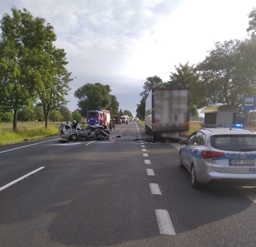 Wypadek w Stanisławowie pod Wieluniem. Osobówka zderzyła się z ciężarówką ZDJĘCIA