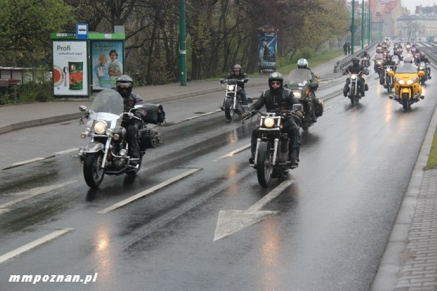 Parada kilkuset motocyklistów przejechała przez Poznań do...