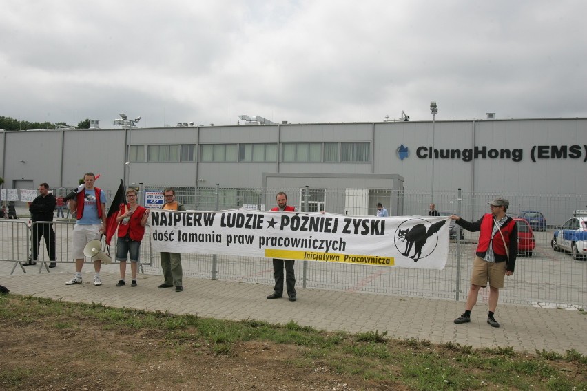Biskupice Podgórne: Protest przed fabryką w obronie zwolnionego pracownika (ZDJĘCIA)