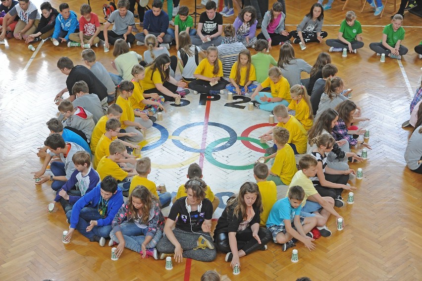 Cups Song: Uczniowie Szkoły Podstawowej w Luboniu wykonali...