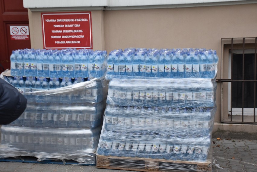Urząd Miasta podarował szpitalowi wodę dla pacjentów na oddziale zakaźnym