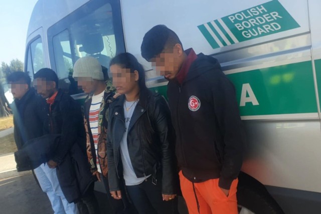 Pięcioro obywateli Nepalu było ukrytych w naczepie tira. Chcieli nielegalnie dostać się do Francji.