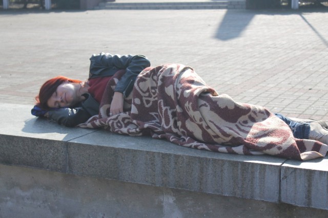 Grupa „Po omacku" chciała za pomocą happeningu zobaczyć, jak mieszkańcy Głogowa reagują na osoby leżące w parkach.

– Często bywa tak, że je ignorujemy, a tak naprawdę one potrzebują pomocy. Może akurat zemdlały? – mówi Karolina Wójcik.