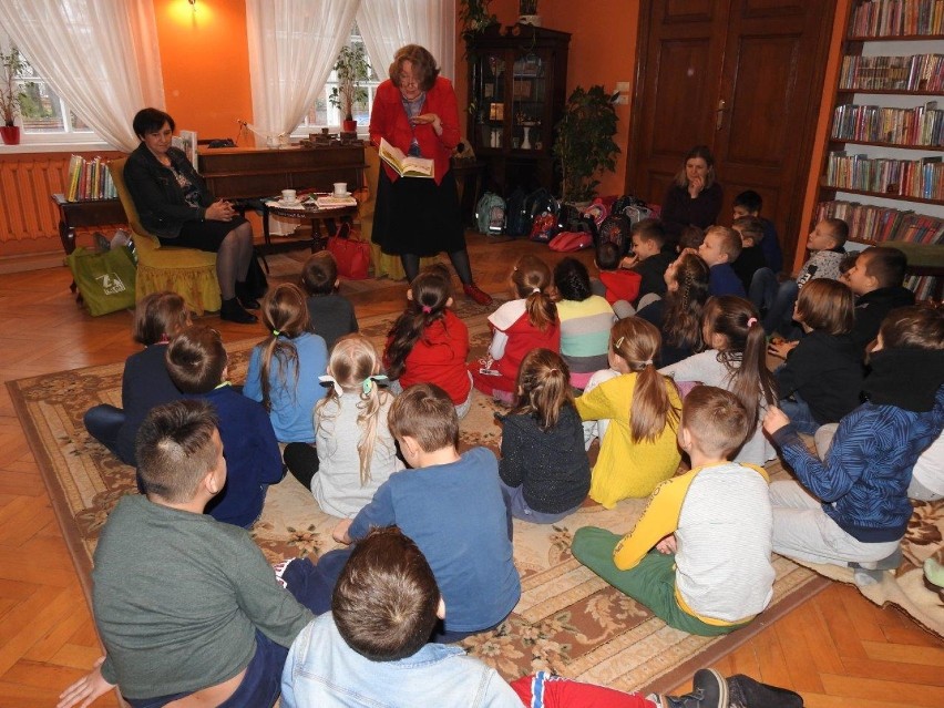 Pruszcz Gdański: Młodsi czytelnicy spotkali się z autorką książek dla dzieci Renatą Piątkowską [ZDJĘCIA]