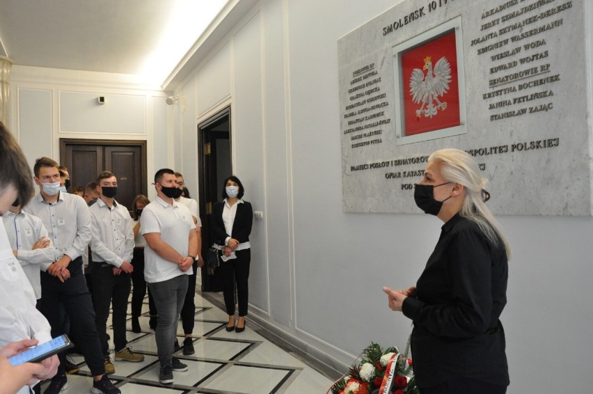 Krwiodawcy z chełmskiej szkoły na wycieczce w Sejmie. Zostali docenieni przez wiceministra MON. Zobacz zdjęcia