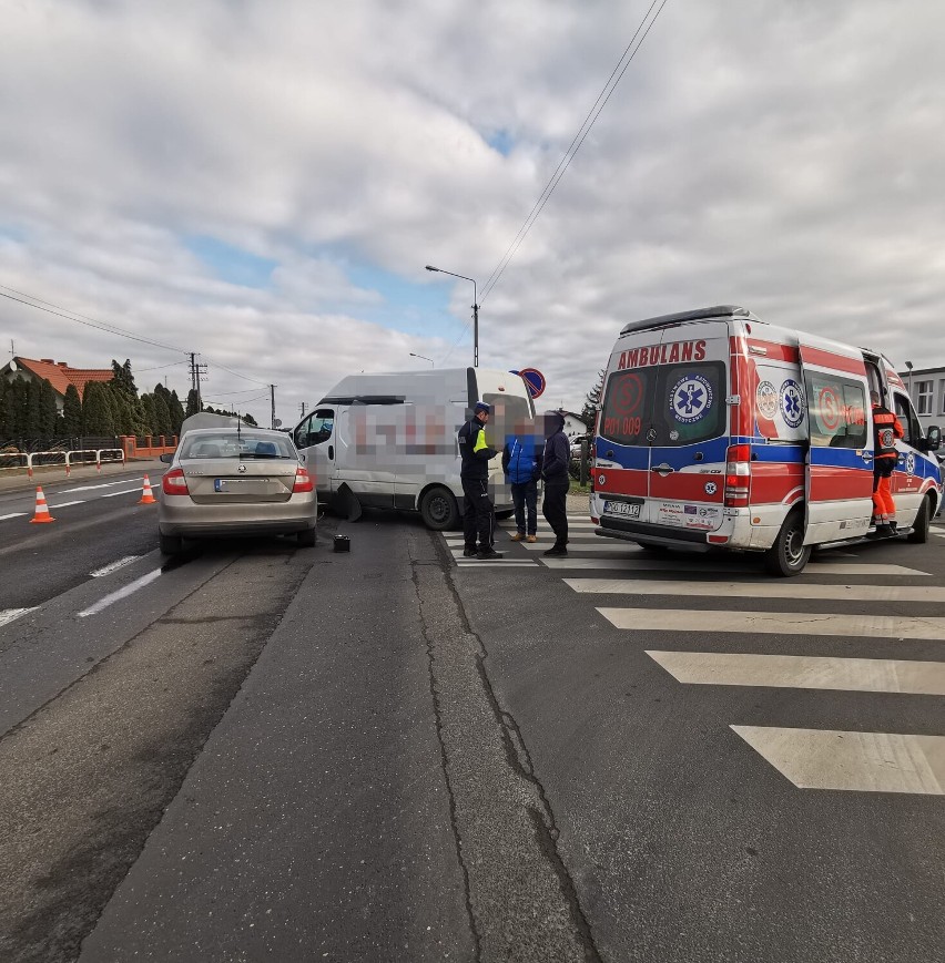 Dwa pojazdy zderzyły się na skrzyżowaniu w Granowie. Jedna osoba trafiła do szpitala