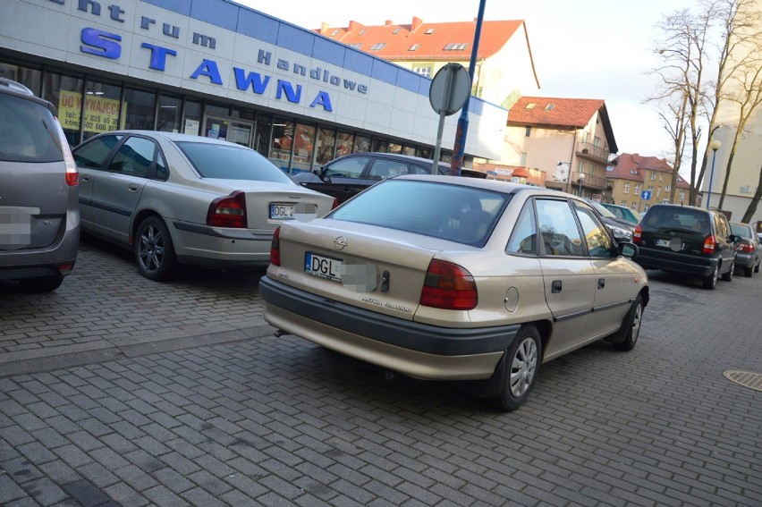 Mistrzowie Parkowania w Głogowie znów w akcji. Zastawiają inne auta, chodniki i przejścia [ZDJĘCIA]