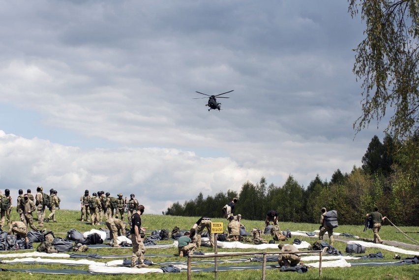 Skoki z helikoptera nad Pustynią Błędowską 6 Batalionu...