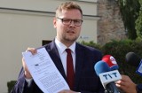 Wiceminister sprawiedliwości Michał Woś pozwał prezydenta Wodzisławia Mieczysława Kiecę. Chodzi o sprawę sprzed roku