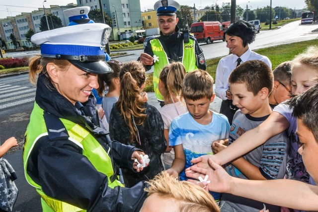 "Bezpieczna droga do szkoły z Polfinkiem - nosimy odblaski" to akcja funkcjonariuszy, której celem jest poprawa bezpieczeństwa najmłodszych uczestników ruchu drogowego. 

Dzisiaj policjanci z bydgoskiej prewencji oraz wydziału ruchu drogowego przeprowadzili akcję, która ma na celu poprawić bezpieczeństwo najmłodszych pieszych. Funkcjonariusze dbali m.in. o prawidłowe przechodzenie przez jezdnię na ruchliwej alei Wojska Polskiego.

[zaj_kat]- Ważnym elementem działań jest również zwrócenie uwagi kierowców na stosowanie się do przepisów ruchu drogowego i zachowanie szczególnej ostrożności w rejonach szkół.  Działania będą prowadzone w miejscach, gdzie dochodziło do częstych zdarzeń drogowych - informuje podkom. Przemysław Słomski z zespołu prasowego KWP w Bydgoszczy.

Do współpracy mundurowi zaprosili też Wojewódzki Ośrodek Ruchu Drogowego, który promuje noszenie odblasków przez najmłodszych.

W kolejnych dniach policjanci z Bydgoszczy pojawią się wraz z dziećmi także w Śródmieściu, na Wyżynach, w Fordonie, Szwederowie, na Błoniu oraz w Koronowie i Solcu Kujawskim.


Pogoda na dzień (01.09.2016) | KUJAWSKO-POMORSKIE
TVN Meteo Active

