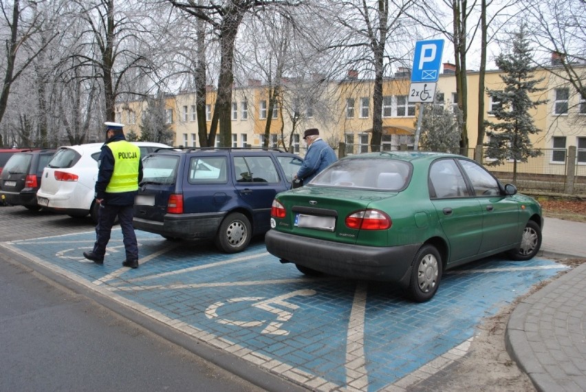 Policja kontrolowała, kto parkuje swoje pojazdy na miejscach dla niepełnosprawnych  