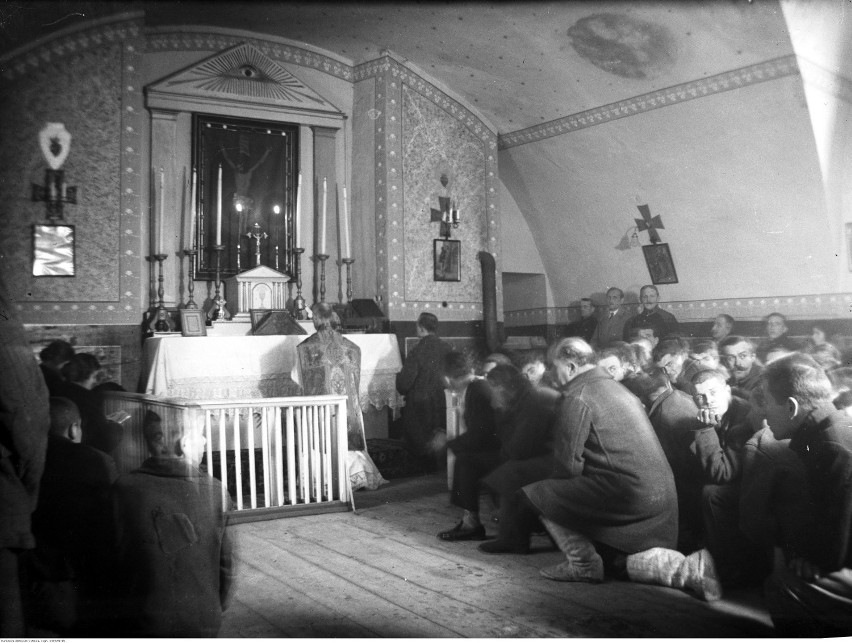 Więźniowie w kaplicy więziennej podczas mszy św. 1932