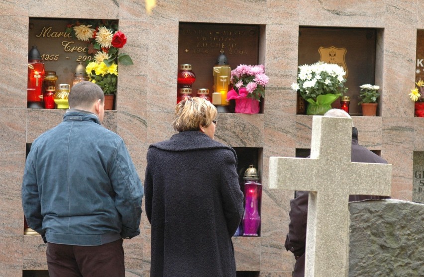 Gdynia. Flesz z przeszłości. 1.11.2008. Gdynianie odwiedzili groby bliskich. Odbyła się też tradycyjna zbiórka dla hospicjum  