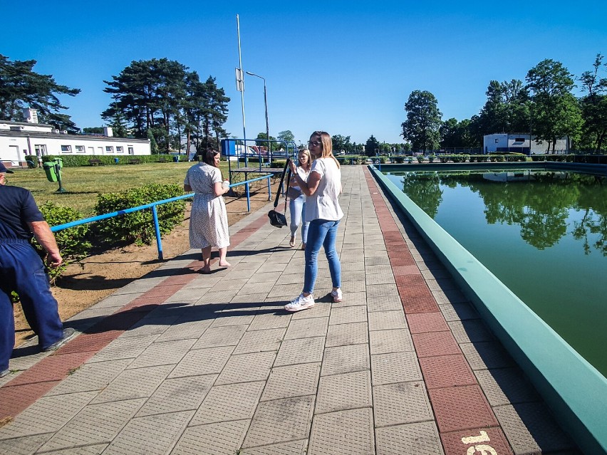 Basen w Lesznie przy Strzeleckiej - 22 czerwca 2022 - pobierano próbki wody i trwają przygotowania do otwarcia