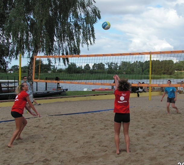 Na malborskim kąpielisku można pograć w siatkówkę plażową.