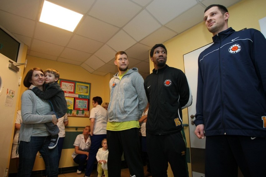 Koszykarze Asseco Gdynia odwiedzili dzieci w szpitalu św. Wincentego a Paulo [ZDJĘCIA]