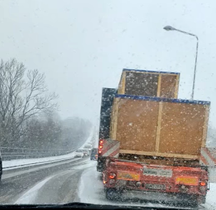 Po opadach śniegu pojawił się problem z podjazdem ciężarówek...