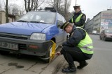 Straż miejska w Łodzi nie rezygnuje z zakładania blokad na koła