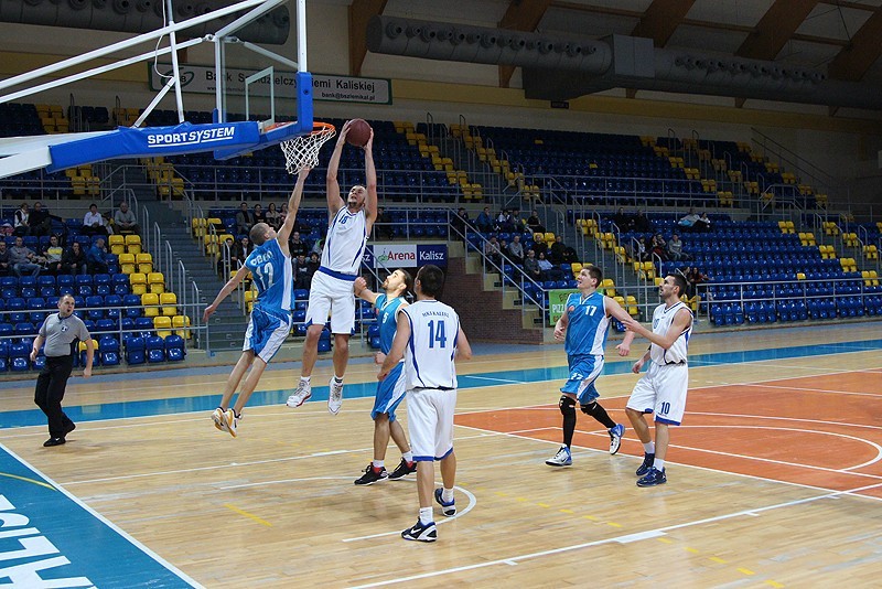 Koszykarze MKS Kalisz w meczu na szczycie wygrywają z Obrą Kościan 69:49. ZDJĘCIA