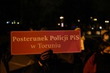 Protestacyjny briefing prasowy przed Komendą Miejską Policji w Toruniu