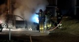 Pożar samochodu na ul. Głowackiego w Brzezinach. Na ul. Głowackiego paliło się auto