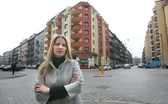 Beata Jędrzejczak na skrzyżowaniu ulic Żeromskiego i Kluczborskiej