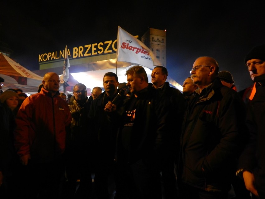 Brzeszcze. Ludzie protestujący pod kopalnią zablokowali drogę