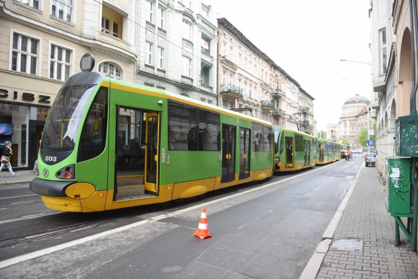 Tramwaj jadący w kierunku Mostu Teatralnego wypadł z szyn w...