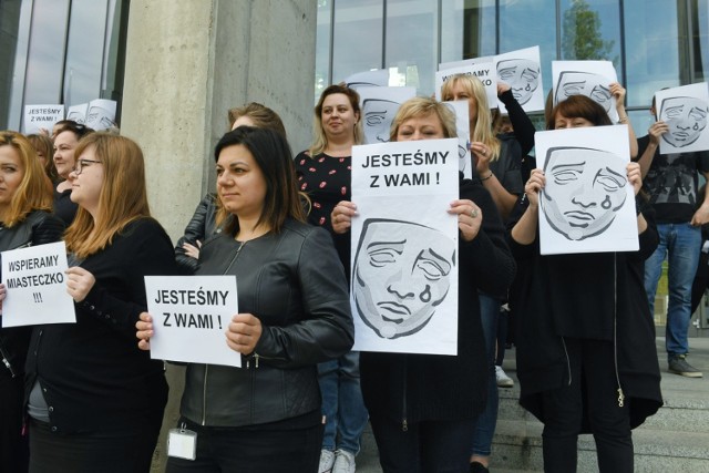 Pracownicy wymiaru sprawiedliwości nie mogą protestować, stąd ich związek zawodowy nie organizuje strajków, czy innych wyraźnych form protestu. Spotkanie przed sądem przy ul. Heymowskiego było więc próbą zwrócenia uwagi na trudną sytuację tej grupy zawodowej, bez podejmowania bardziej drastycznych kroków.